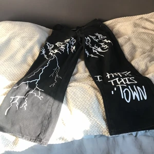 Jeans - Supersnygga jeans i super skick från shein. Text på framsidan. Vida vid vaderna, antingen straight fit eller bara vida. Försmå för mig så säljer därav. Strl XS. Inga defekter, billigt pris pga billigt köp. Du står för frakt. Kan hämtas. Betalning med swish 💕 kan skicka mått privat om det vore intressant 🥰 vet ej helt vad dem vägen men det går att se :)