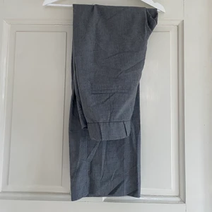 Raka kostymbyxor - Perfekta raka kostymbyxor i grått! Knappt använda därmed bra skick🙌🏽
