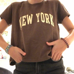 T-shirt - Super fin new york t shirt från brand melvin. Säljs för att den inte kommer till andvädning. Nyskick använd typ 2-3 gånger 