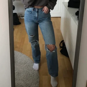 Gina Tricot jeans - Säljer nu mina Gina Tricot jeans för att de aldrig kommer till användning längre. Köpta för 600kr säljer för 300kr eller högre bud🥰 Jeansen är insydda (bild 3) så att de passar någon som är 160-170 cm lång. Jag kan ta bort det om det är någon längre person som vill köpa (om det syns märken efter tråden, vilket det inte ska göra, så diskuteras såklart priset)