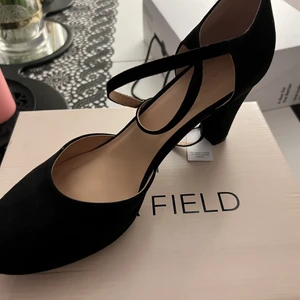 Klackar st 42 - säljer mina fina pumps från Anna Field pga köpt fel storlek. De är helt nya st 42 ordinarie pris 299kr+frakt per st men jag säljer båda för 500kr