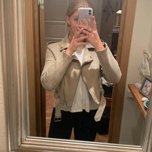 Vit tröja med volang  - En vanlig vit väldigt skön tröja med volang längst ner och en liten stjärna på ena sidan. I mjukt material, och i storlek 160 barn vilket motsvarar S i vuxen storlekar⭐️🤍🤍