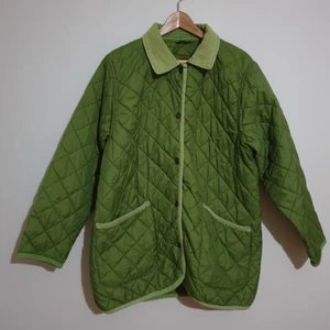 Casual quilted jacket size M/38-40 - Lightweight quilted grön jacka av märket Casual, storlek M/38-40. Knapp-knäppning. Kan öppnas på sidorna.