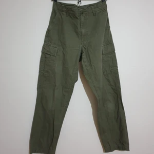 UNIQLO cargo pants size 29 - UNIQLO Cargo byxor storlek 29 (inches). Mörkgröna med sidofickor. 