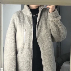 Tröja  - Beige tröja ifrån Cubus med dragkedja 