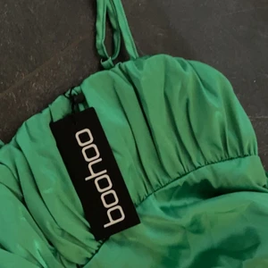 Klänning - En jättefin grön satin klänning, använd 1 gång bara