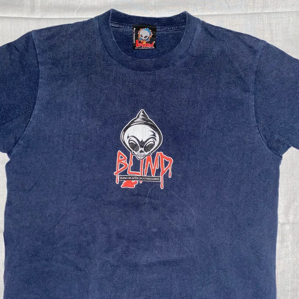 Mörkblå t-shirt från Blind reaper skateboards. Storlek S. Nyskick. T-shirts.