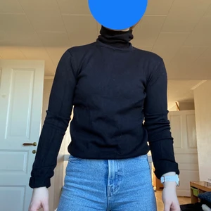 Svart polo - En helt vanlig svart polotröja från hm. Använd men i fint skick. Storlek xs men passar även s. Frakt tillkommer, men pris kan diskuteras! 😌