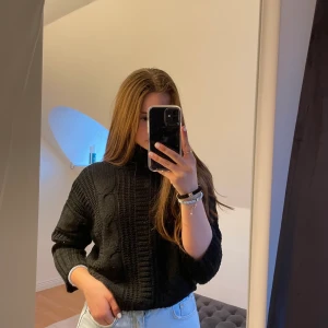 stickad tröja - Säljer nu min jättefina stickade tröja som är sparsamt använd. Jag bär oftast en strl S men skulle säg att tröjan är en strl xs men passar även en s