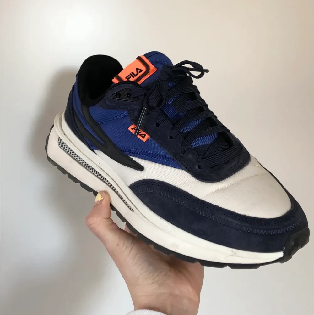 Säljer ett par i princip oanvända FILA sneakers i en ny modell💙🤍💙 Storlek 41 men känns mer som 40. Lite frakt tillkommer. Skor.