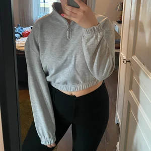 Croppad zip tröja - Säljer denna gråa croppade zip tröjan från bikbok då det inte är min stil längre. Endast använd max 2 gånger 😌 Det är storlek XS, passar även mig som är en S/M ☺️ Köparen står för frakten💗