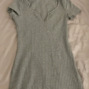 Klänning  - Grå klänning som aldrig har kommit till användning. Väldigt stretchigt material o väldigt skönt. För fler bilder skriv gärna privat.