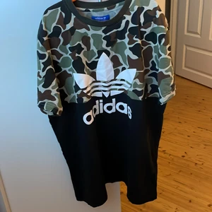 Adidas t-shirt - Säljer denhär t-shirten då den inte blir kommer till användning nåmer, den är väl använd men ändå i bra skick! Köparen står för frakt