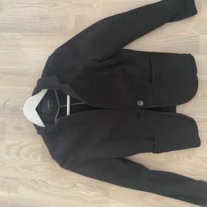 Svart croppad kavaj  - En svart croppad kavaj från lindex