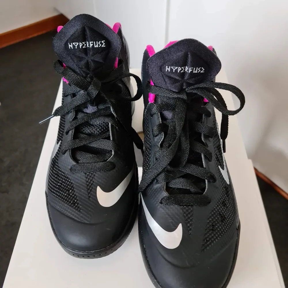 Hyperfuse NIKE (äkta) Storlek 36 Köpte från USA Slutsålt redan. 500 kr   Köpte 159 US dollars (typ 1,400ish kronor) från USA. Skor.