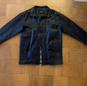 Läderjacka - En läder jacka som är aldrig använd utan endast provad! Den har storleken L/XL och passar inte mig. Vissa gillar att ha stora jackor men det är inte riktigt min stil. Skicka Pm för fler bilder!