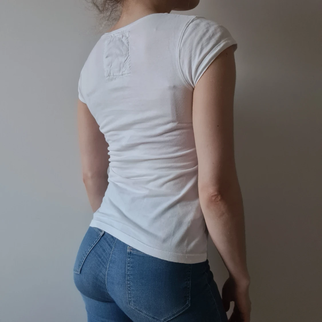 Vit T-shirt med bröstficka - 91