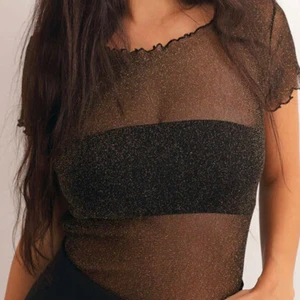 Partytop  - Bra skick aldrig andvänt, genomskinlig med volanger.           (Lånade bilder, förutom sista!) sitter bra tajt, fest topp kan jag känna men funkar till vardag för visa kanske haha!!! Men väldigt fin inga defekter hur fin som helst😚💕