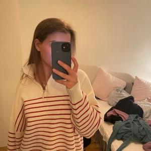 Stickad tröja - Så skön ribbstickad tröja! Tjock och väldigt mjukt material, använd 1-2 ggr. Kom med bud, nypris ca 400kr tror slutsåld 😃