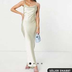 Balklänning - Säljer denna ostronfärgade balklänning! sitter fint och bra kvalite!!! Strl: 36  Använd 1 gång Köparen står för frakten