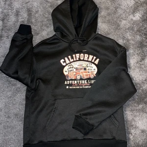 Hoodie, storlek s - Lite sliten men går och fixa till så gott det går vid intresse, pris kan diskuteras och frakt diskuteras vid intresse. 