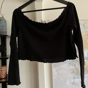 Svart topp - Svart topp i storlek L från hm divided. Paket skickas samma dag som betalning är mottagen. Vid frågor vänligen kontakta via meddelande.