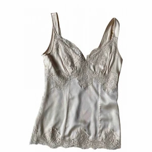Dolce & Gabbana silk korsett  - Köpt från vestiaire collective, där dom kontrollerar om varan är äkta. Bra skick. Skulle säga att den passar storlek Small, A-C kupa. 