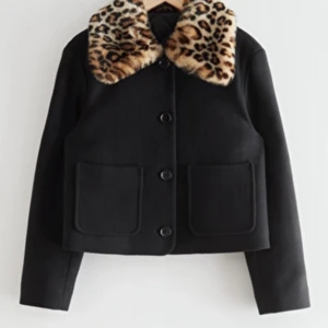 Snygg vårjacka med leodetaljer  - Säljer den här fett coola & other stories jackan 🐆 helt oanvänd, lappen sitter kvar. Den är i svart ull och kragen i faux leo! Slutsåld på hemsidan och i butik. Strl 42, men sitter bra på mig som är en XS/S. Köpt för 1750kr 