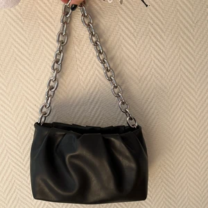 Väska - En super fin och rymlig väska som passar till vardags och fest. Väskan är ifrån H&M och är i väldigt bra skick! 💗✌🏼