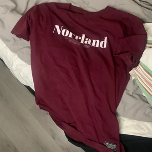 Norrland tshirt  - Vin röd färg , kommer inte till användning , köpte men använde bara fåtal gånger.