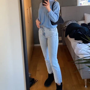 Jeans full length Gina tricot - Säljer nu de populära jeansen från Gina Tricot som är slutsålda. Super fin passform och perfekt blå färg till våren🥰 Långa i benen (jag är 177) och i storlek 38 (passar S/M). Super fint skick , nypris 599kr⭐️ Bara att skriva om du har frågor eller vill ge bud. Frakten kostar 66kr❤️❤️ SÄLJER ÄVEN SAMMA BYXOR I VIT