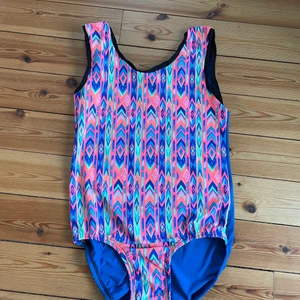 Gymnastikdräkt  - Använd två gånger, perfekt skick, inga lösa sömmar. Inhandlad 2019,  originalpris 395 kr. Skönt tyg utan skrapiga paljetter och resår. Blå baksida och unikt mönster på framsidan för de som vill skina lite extra i hallen💫