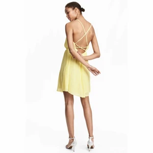 SOMMARKLÄNNING HM 38 - 🌼Ljusgul sommarklänning från H&M.  🌼Använd en gång men helt felfri, dvs inga anmärkningar.  🌼Storlek 38 men lite flexibel pga resår 🌼200 kr inklusive spårbar frakt.   Beskrivning från H&Ms hemsida: En kort, plisserad klänning i skir, crêppad kvalitet. Klänningen är avskuren i midjan med resår och har öppning upptill. Öppen rygg med smala axelband som är korslagda bak. Fodrad.