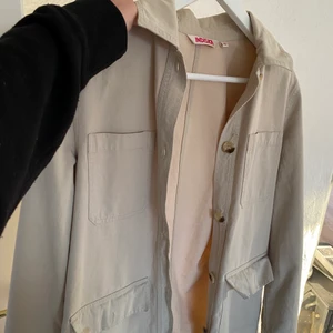 Vår jacka - Säljer en jätte fin beige vårjacka i storlek xs. Jackan är oversized så passar även s och m💛