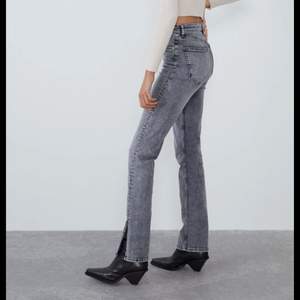 ett par jättefina grå split jeans från zara i storlek 34! aldrig använda, köpt för 359kr. 