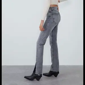 ett par jättefina grå split jeans från zara i storlek 34! aldrig använda, köpt för 359kr. 