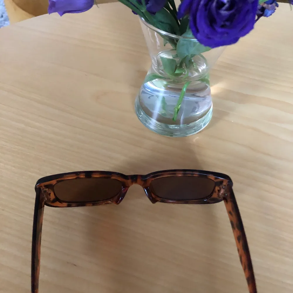 Säljer mina solglasögon som inte har använts under en hel dag utan bara provat dem. Vid frågor eller fler bilder: kontakta. . Accessoarer.