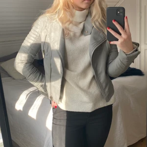 Chiquelle jacka - Grå skinnjacka från chiqulle! Litet hål i fodret på insidan men är inget som syns. Ganska liten i storlek så är som en 34!🤍🤍