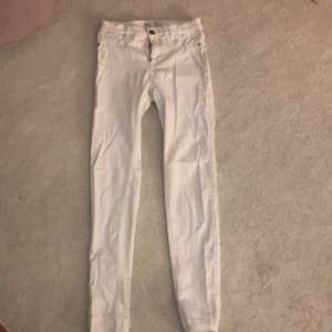 Molly jeans Strl S - Vita molly Jeans från ginatricot. Lite trasig höger bak. Köparen står för frakt 