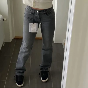 Zara jeans - Lägger upp igen pga oseriös köpare, super fina jeans som är långa nertill i modellen! Buda i kommentarsfältet eller hör av dig privat om du har några funderingar💞💞slutsålda på hemsidan och är osäker på om dom kommer in igen. BUD: 390 eller köp direkt för 550+frakt