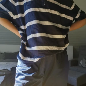 Pikétröja boomerang - Denna tröja är köpt secondhand men är ändå i fint skick. Tröjans storlek är xxl och den har en snygg oversized fit. Köparen står för frakten. 