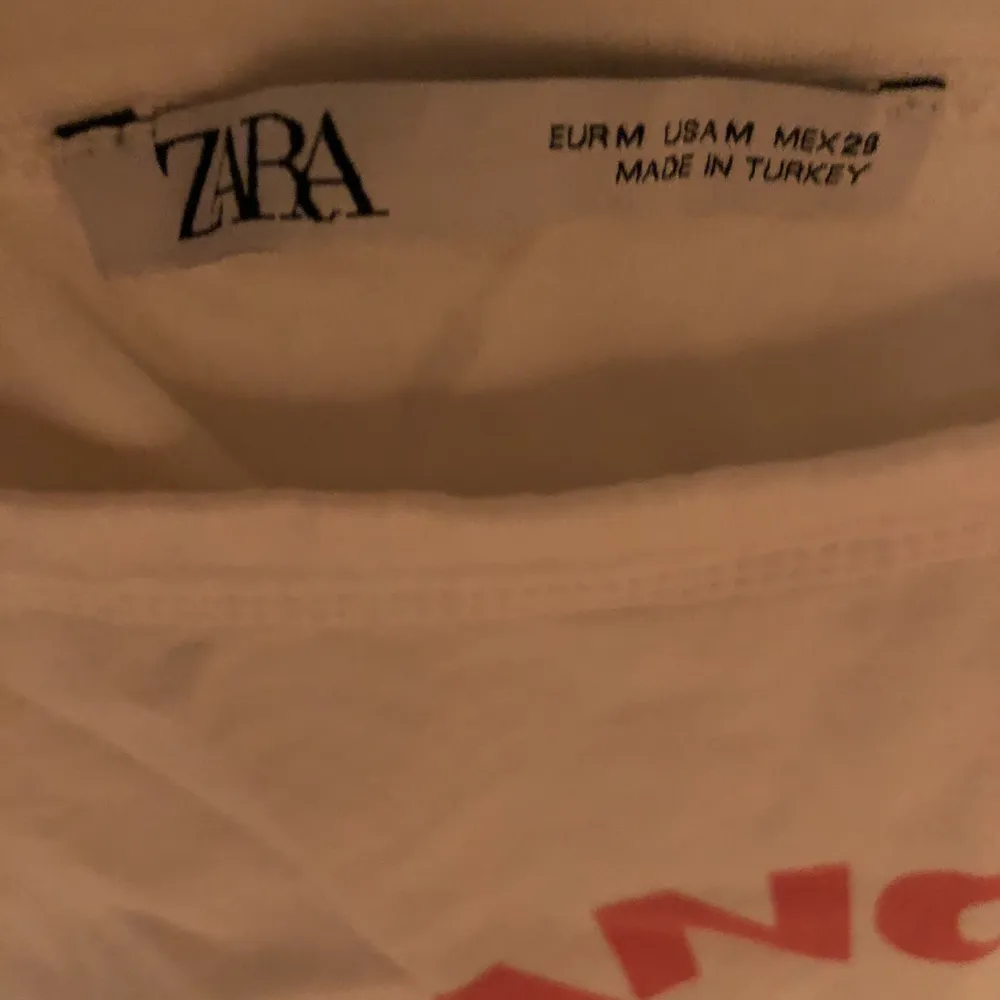 Så söt t-shirt från Zara. Motiv med änglar på framsidan. Storlek M. T-shirts.