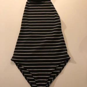 Randig body - Så fin body med låg rygg från Zara. Storlek S men stretchig så passar nog M också!