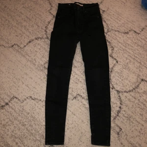 Svarta högmidjade Levi’s jeans. - Mile high super skinny från Levi’s i strl 25. Passar Xs/S.