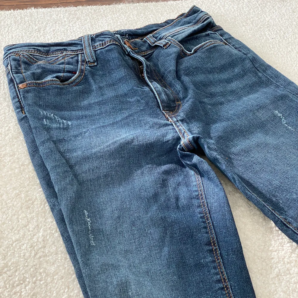 Riktigt snygga blåa jeans från sisters point med vintage känsla. Raka jeans med hål på knäna. Orginalpris 400kr.. Jeans & Byxor.