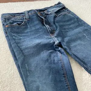 Riktigt snygga blåa jeans från sisters point med vintage känsla. Raka jeans med hål på knäna. Orginalpris 400kr.