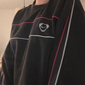 Nike sweatshirt  - Intressekoll på min super fina och mysiga vintage Nike sweatshirt, som såklart är äkta och som helt ny! Dm’a eller skriv i kommentarerna ett pris du vill köpa den för ❣️ väldigt unik! Sitter baggy på mig som brukar ha s-m! Skriv privat om ni har frågor eller vill ha mer bilder ☺️ högsta bud:500