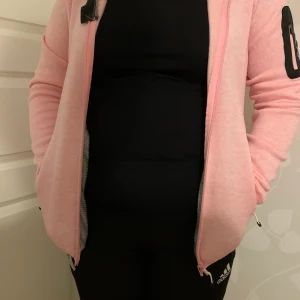 Rosa flisjacka  - En skön flisjacka som bara har hängt i garderoben :) 70kr+frakt