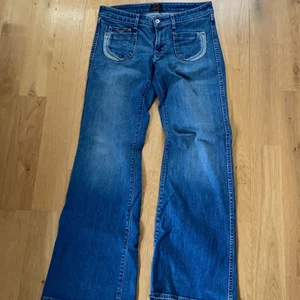 Crocker utsvängda jeans  - Supersnygga utsvängda jeans från crocker knappt använda. Snygga fickor. W31 L34. SMÅ i storlek. Skriv för andra mått. Frakt tillkommer 70kr 