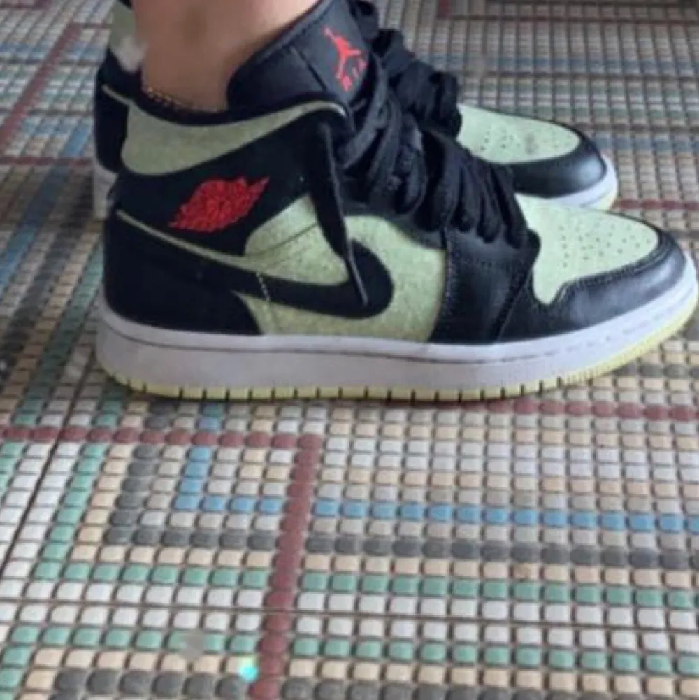 Skor från Nike Jordan i storlek 36,5 köpta på Zalando. Skor.